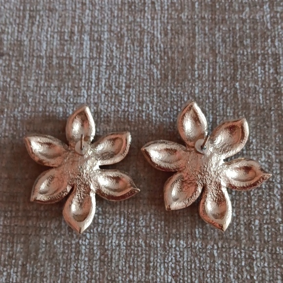 Gold Tone Salmon Enamel Flower Post Earrings - Picture 5 of 9
